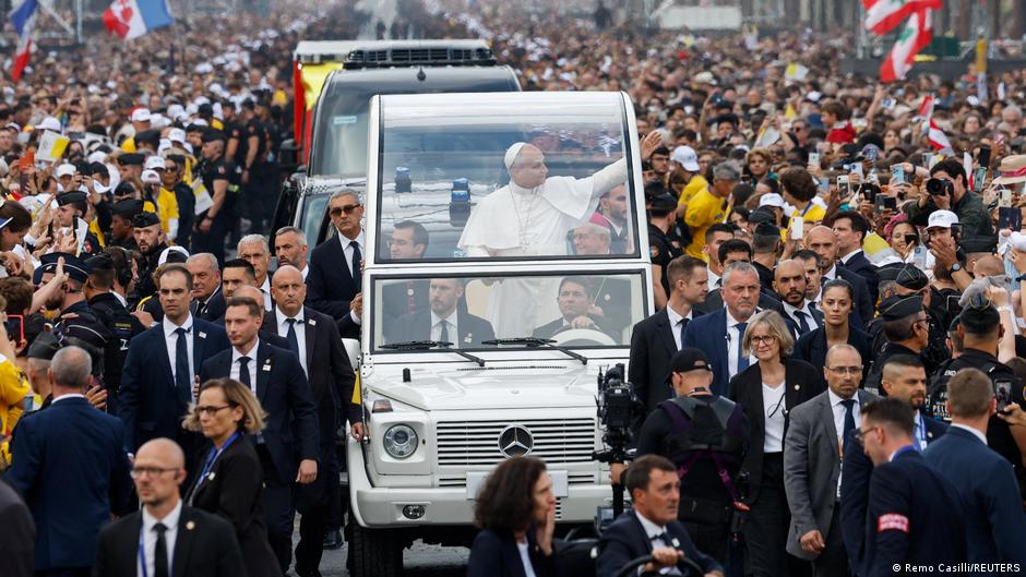 Paris: Pope Leo XIV celebrates Mass before huge crowd