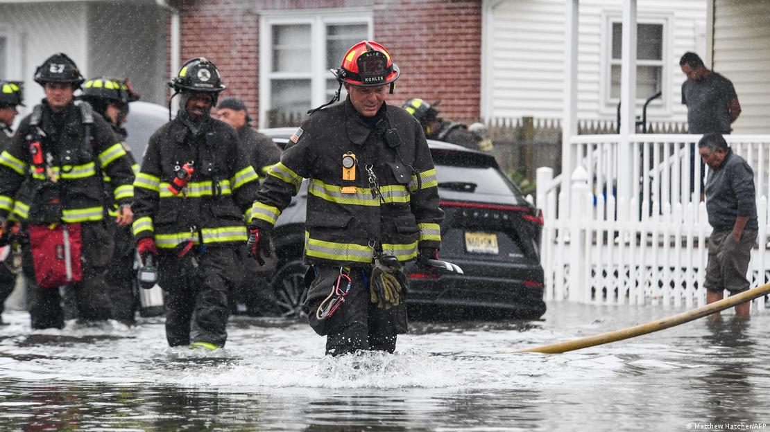 USA Atlantic City 2026 | Feuerwehrmänner waten durch eine überflutete Straße USA Atlantic City 2026 | Feuerwehrmänner waten durch eine überflutete Straße