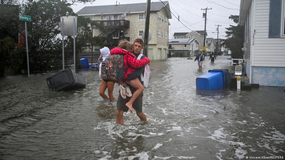 Powerful storm batters northeast US, hundreds of flights canceled