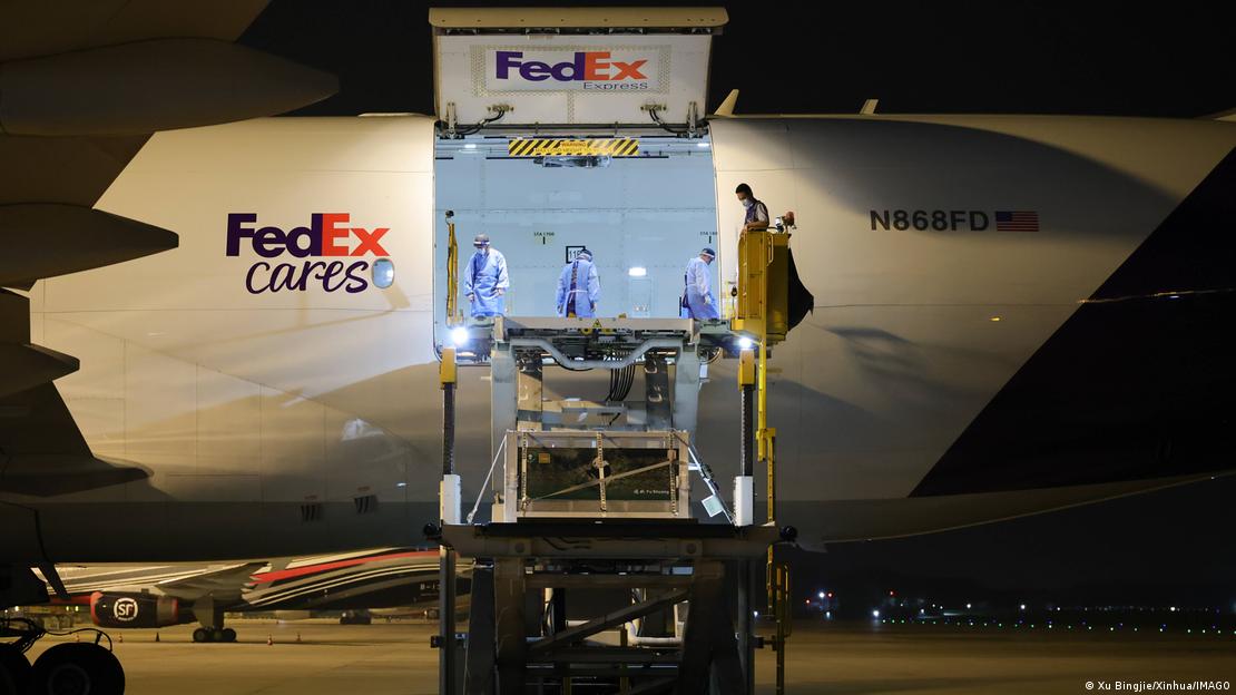 Un avión de la empresa de transportes FedEx. Un avión de la empresa de transportes FedEx.