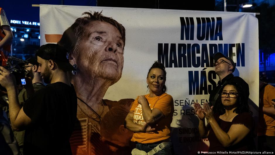 Octogenaria desalojada en España llama a seguir la "lucha" por la vivienda