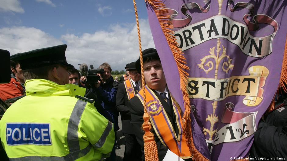 Northern Ireland: Pro-UK march to go through Catholic area