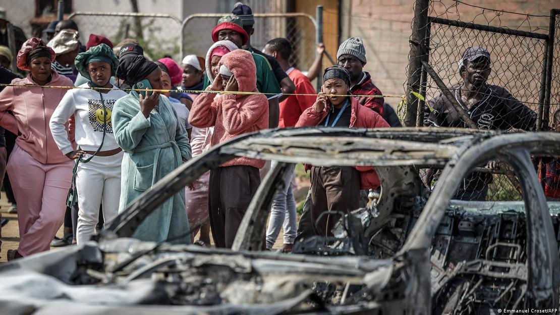 Des habitants derrière des barrières non loin de la scène de la fusillade à Wedela, non loin de Johannesburg.