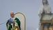 Momento de la misa celebrada por el Papa en Lourdes, con la imagen de Nuestra Señora de Lourdes desenfocada en primer plano.