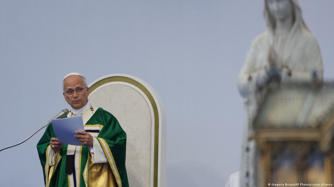 Momento de la misa celebrada por el Papa en Lourdes, con la imagen de Nuestra Señora de Lourdes desenfocada en primer plano.