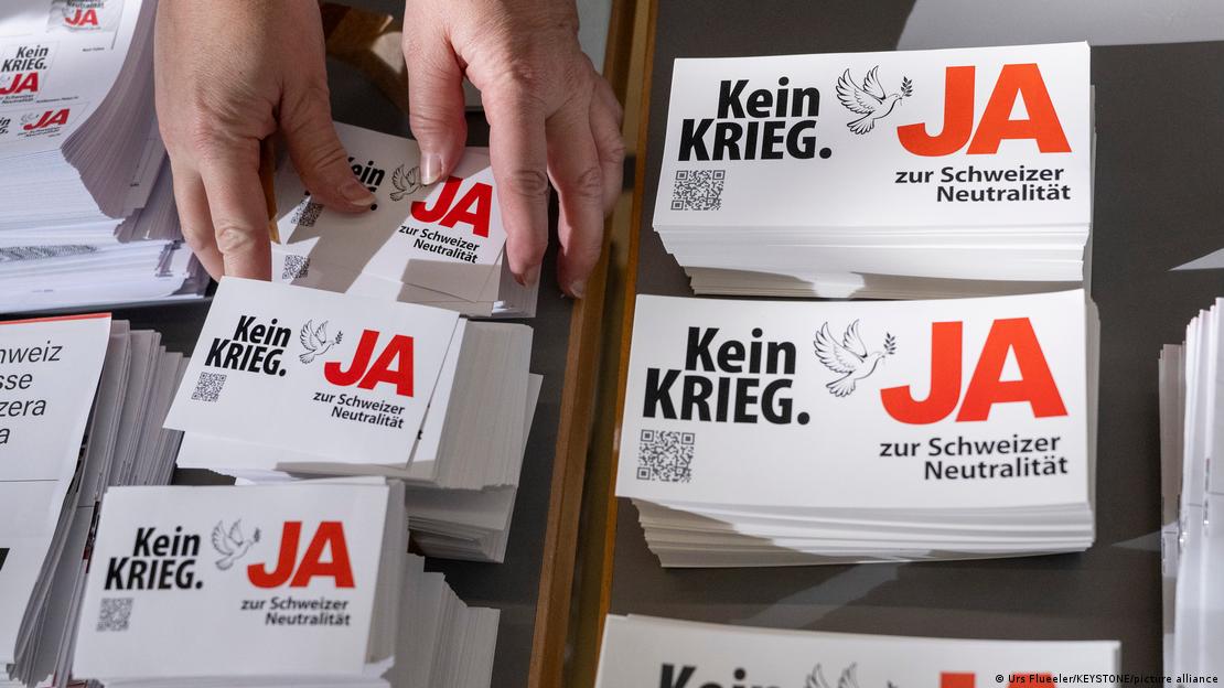 Plakate zur Neutralitätsinitiative in der Schweiz