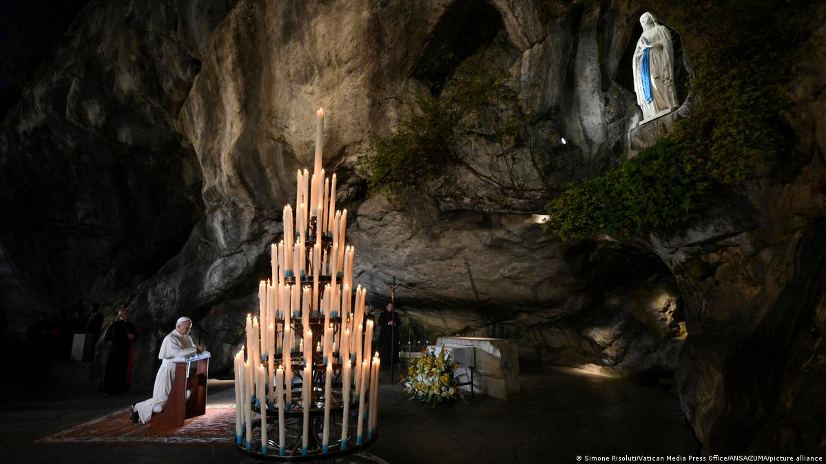 Frankreich Lourdes 2026 | Papst Leo XIV. betet in der Grotte von Lourdes 教宗在卢尔德祈祷