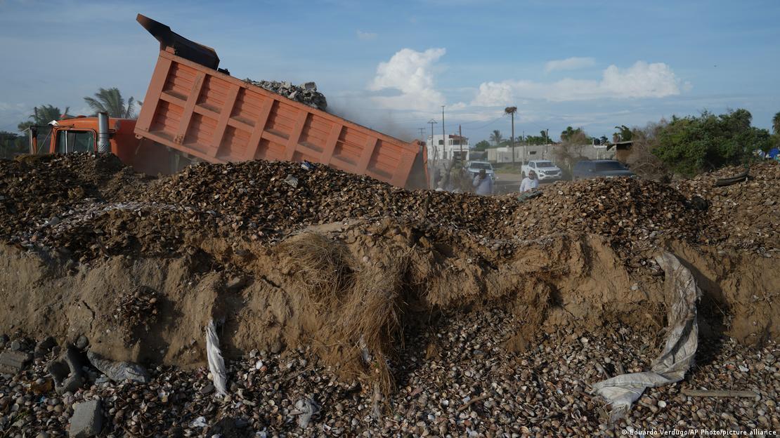 Una barrera de arena fue colacada en Puerto San Carlos, para evitar que el mar entre en la localidad ante la aproximación del huracán Polo. (27.09.2026) Una barrera de arena fue colacada en Puerto San Carlos, para evitar que el mar entre en la localidad ante la aproximación del huracán Polo. (27.09.2026)
