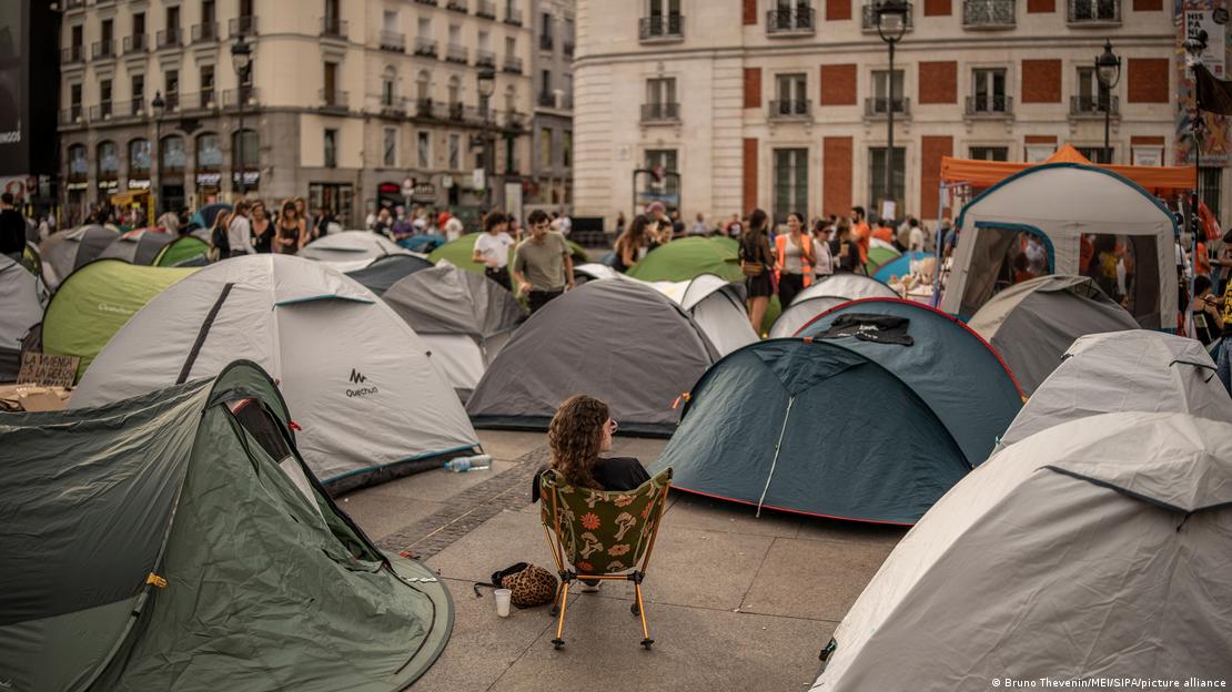 En la Puerta del Sol, un centenar de manifestantes han instalado tiendas de campaña para denunciar la crisis de la vivienda.