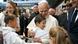 El papa León XIV, recibió el abrazo de un niño en Metz.