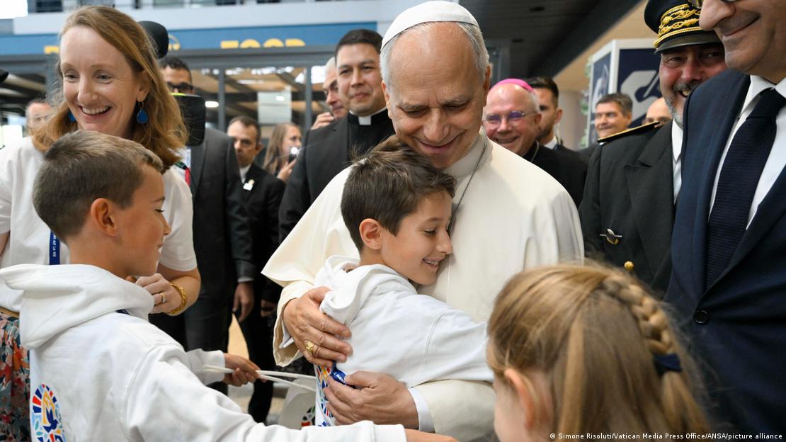 El papa León XIV, recibió el abrazo de un niño en Metz.