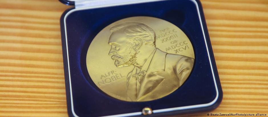 Os Prêmios Nobel são concedidos em cinco categorias: Medicina, Física, Química, Literatura e Paz