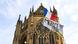 Una bandera nacional francesa y una pancarta con la inscripción en francés "Gracias, León", frente a la catedral de Saint-Étienne en Metz, en la última jornada de la visita del papa a Francia.