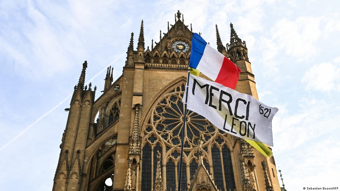 Una bandera nacional francesa y una pancarta con la inscripción en francés "Gracias, León", frente a la catedral de Saint-Étienne en Metz, en la última jornada de la visita del papa a Francia.