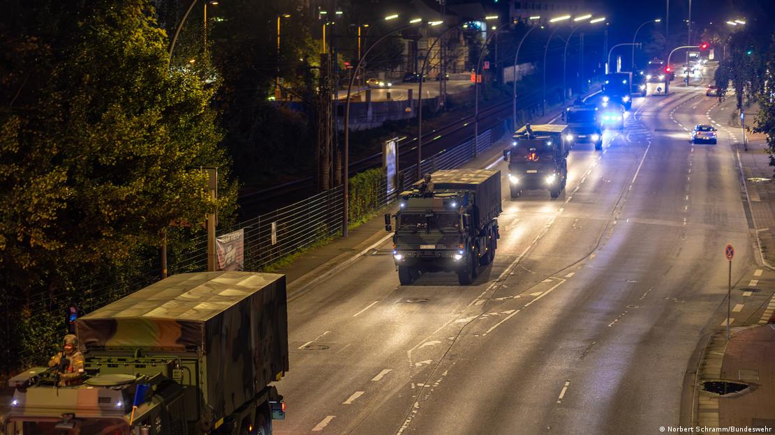 Una caravana de vehículos de la Bundeswehr atraviesa Hamburgo en la oscuridad.
