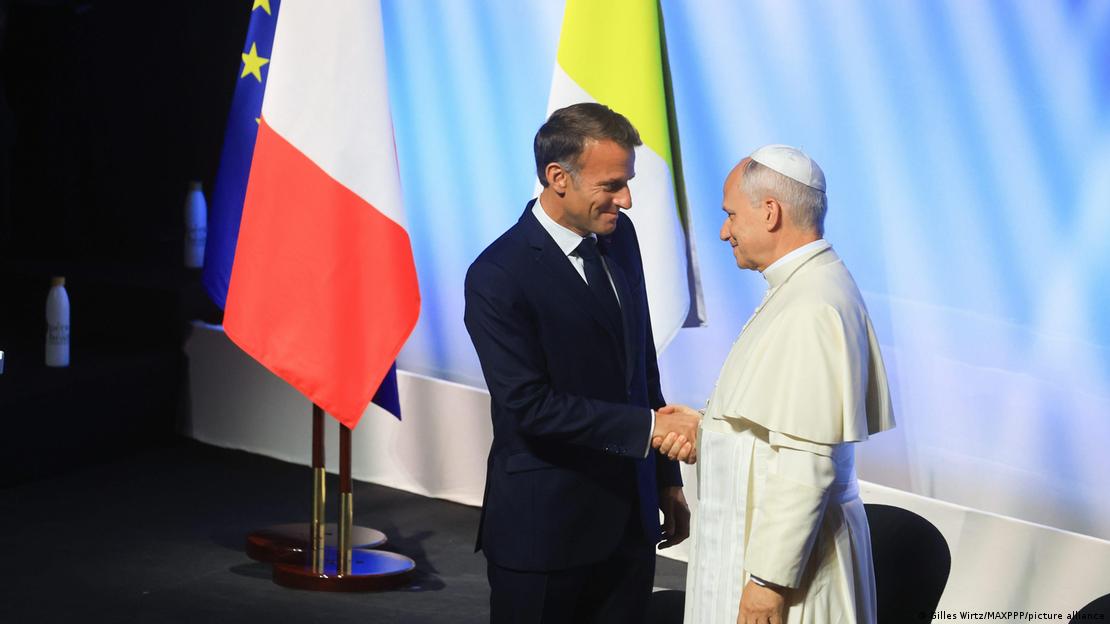 Presidenti i Francsë Emmanuel Macron duke shtrënguar duart me Papa Leonin XIV në Metz.