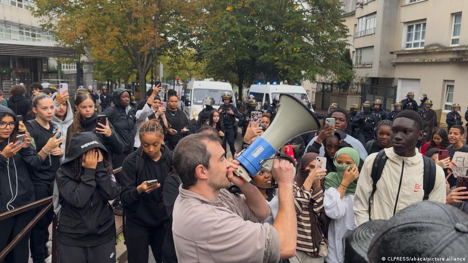 France: Student protests over conditions at French high schools fuel political clashes