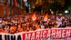 "Ni una Maricarmen más", reclaman los manifestantes con una gran tela roja y blanca en la Puerta del Sol, en Madrid.