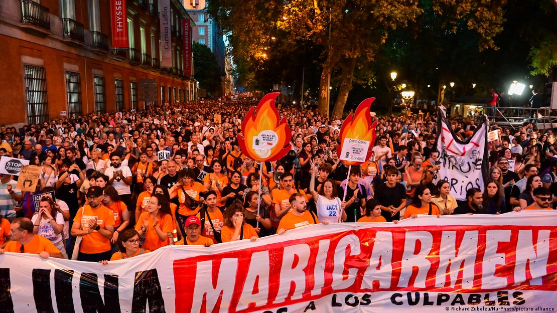 "Ni una Maricarmen más", reclaman los manifestantes con una gran tela roja y blanca en la Puerta del Sol, en Madrid.
