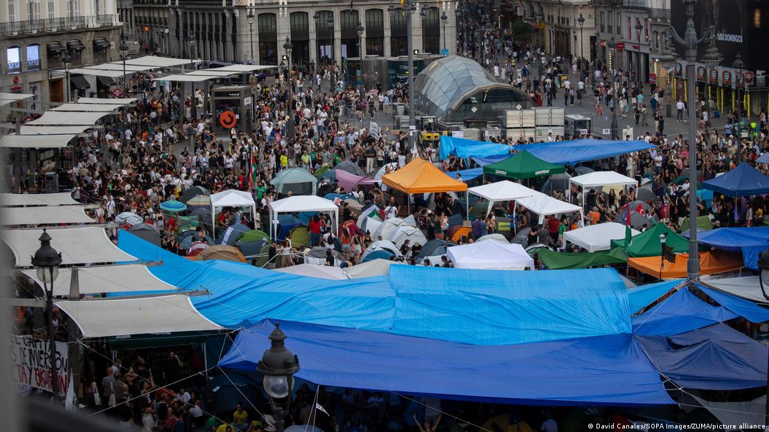 Acampada con carpas en la Puerta del Sol.