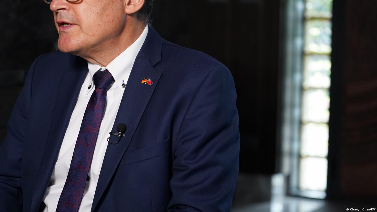 德国联邦议员基瑟韦特（Roderich Kiesewetter）9月访台期间配戴德国与中华民国国旗胸针，表示其展现台德友谊。