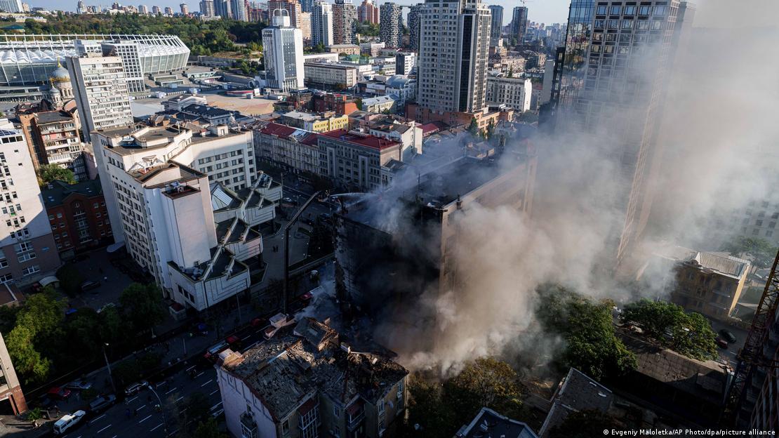 Humo en el hospital Dobrobut de Kiev tras un ataque del Ejército ruso con drones. Humo en el hospital Dobrobut de Kiev tras un ataque del Ejército ruso con drones.
