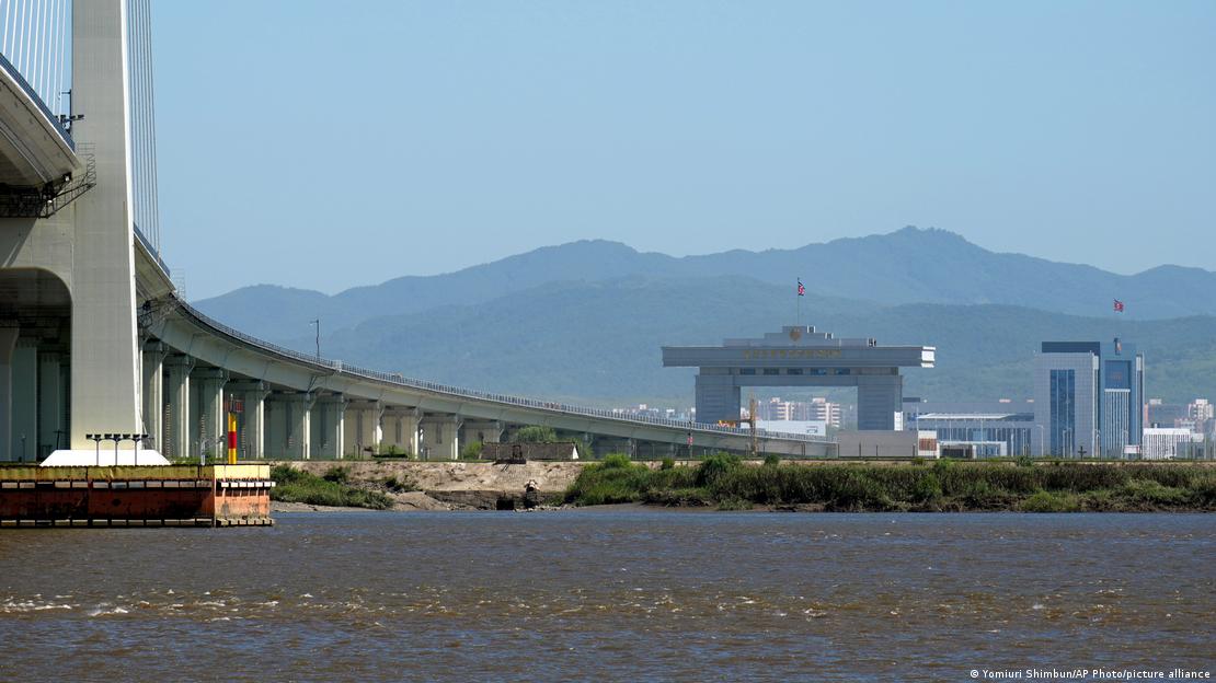 China, Dandong, 2026 | Nova ponte sobre o rio Yalu e posto alfandegário norte-coreano no rio Yalu, na fronteira