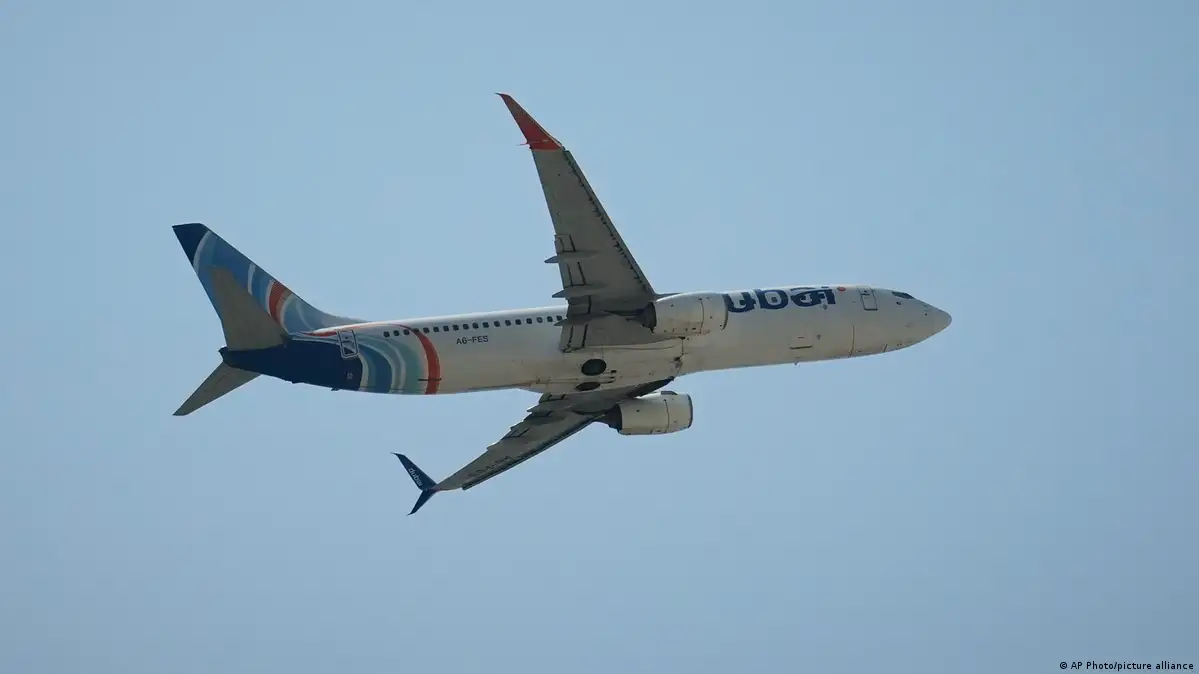 驾驶舱爆冲突？迪拜航空客机紧急改降沙特