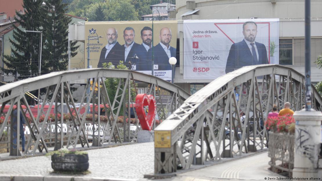 На спротивната страна на мост во Сараево, Босна и Херцеговина, се гледаат предизборни плакати, 4 септември 2026 година