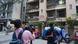 Personal de los medios de comunicación se apostó frente a un edificio donde habrían residido familiares de Smit Machchhar, el piloto indio de Flydubai, en Bombay, India, este jueves 1 de octubre de 2026.