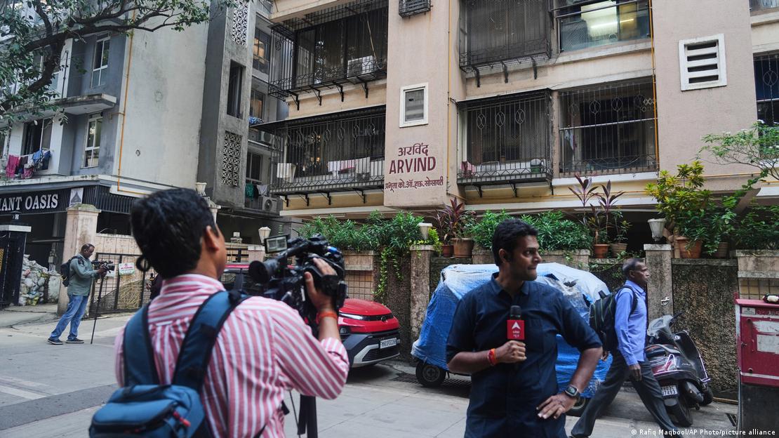 Personal de los medios de comunicación se apostó frente a un edificio donde habrían residido familiares de Smit Machchhar, el piloto indio de Flydubai, en Bombay, India, este jueves 1 de octubre de 2026.