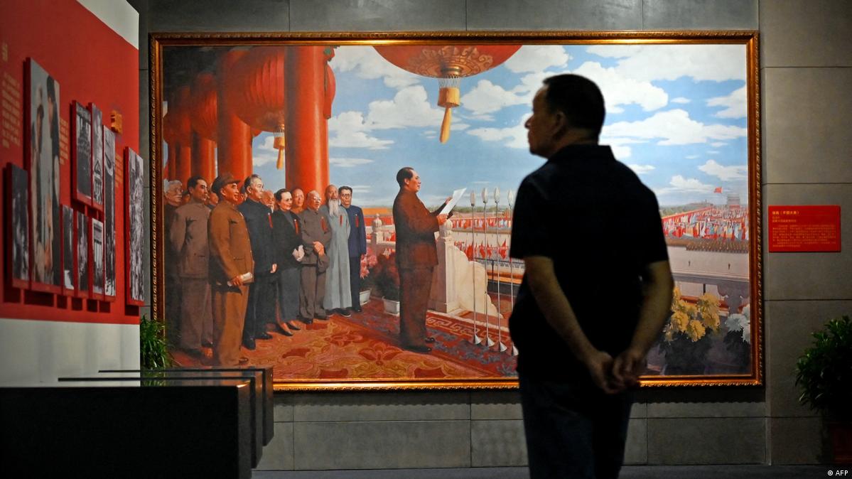 世界报：毛泽东的“加冕画”为何一改再改