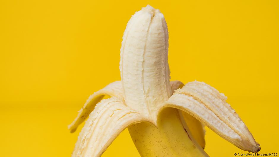 ¿El fin del plátano marrón? Empresa modifica el fruto y hace que no se oxide al pelarlo