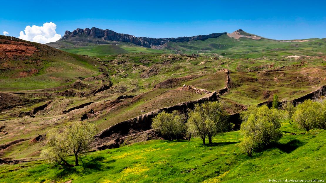 La Formación Durupınar, a unos 29 kilómetros al sur del Gran Ararat, es la estructura que algunos identifican con el Arca de Noé.