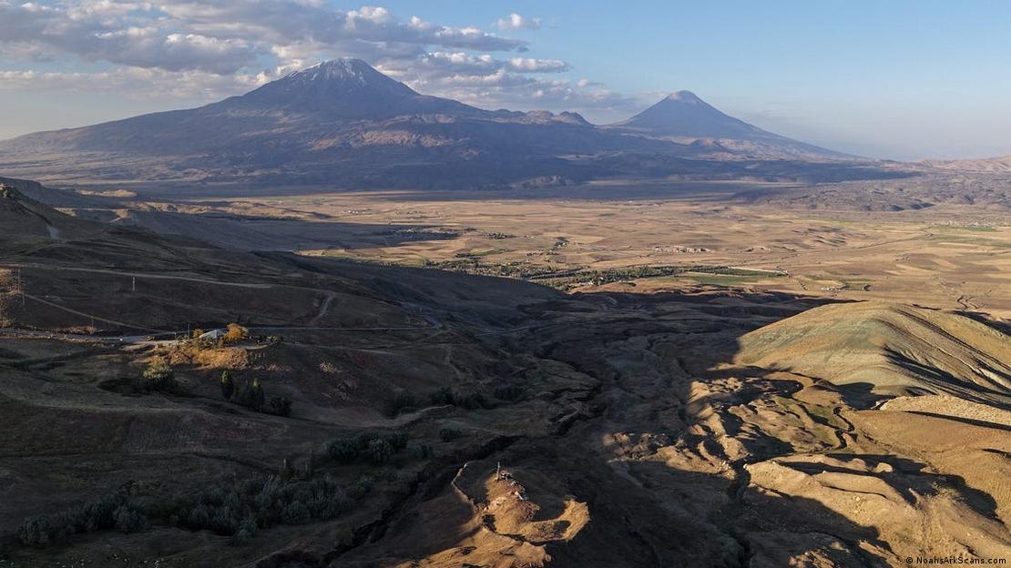 Las montañas de Ararat, en el este de Turquía, la región que el Génesis menciona en el relato del Arca de Noé. Abajo, la Formación Durupınar.