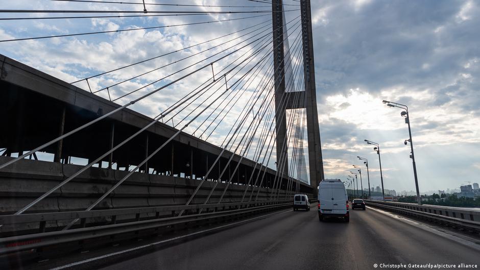 Удар по Південному мосту в Києві: чому РФ атакувала ключову переправу столиці та як експерти радять захищати київські мости