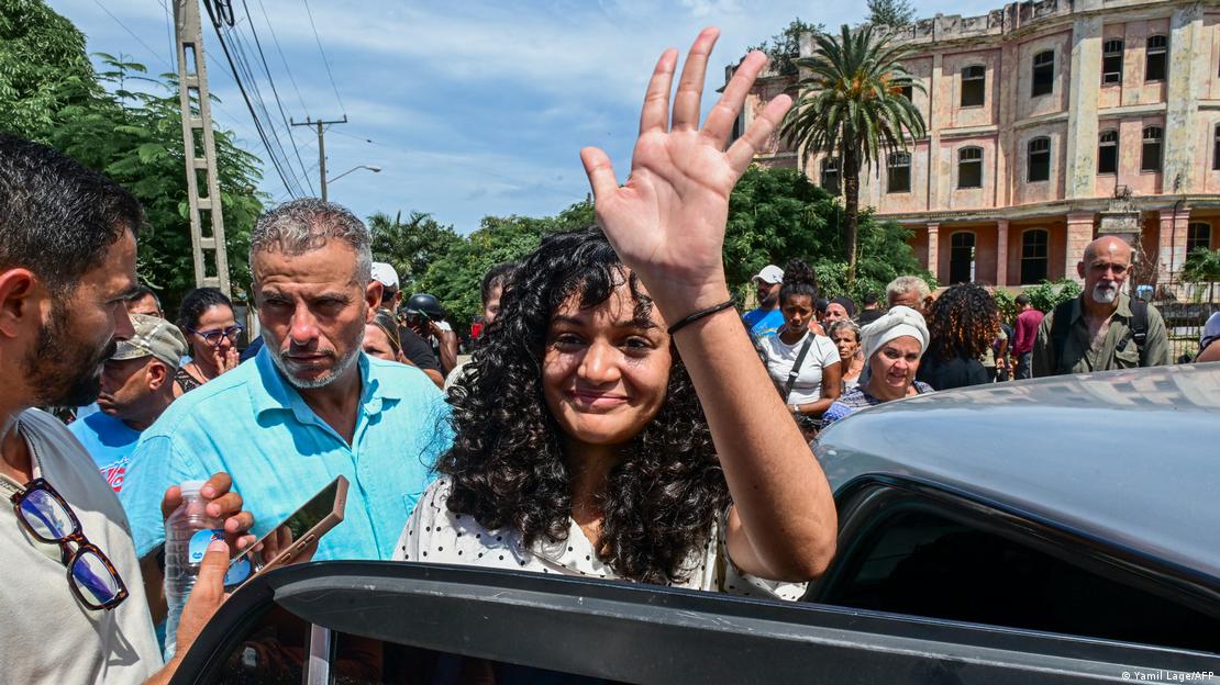 Anna Sofia Benitez saluda, mientras abordaun auto, a la salida del tribunal.