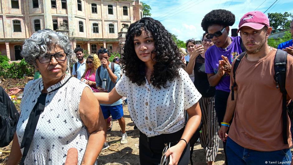 Condenan en Cuba a activista opositora Anna Bensi y su madre por difundir video de un agente