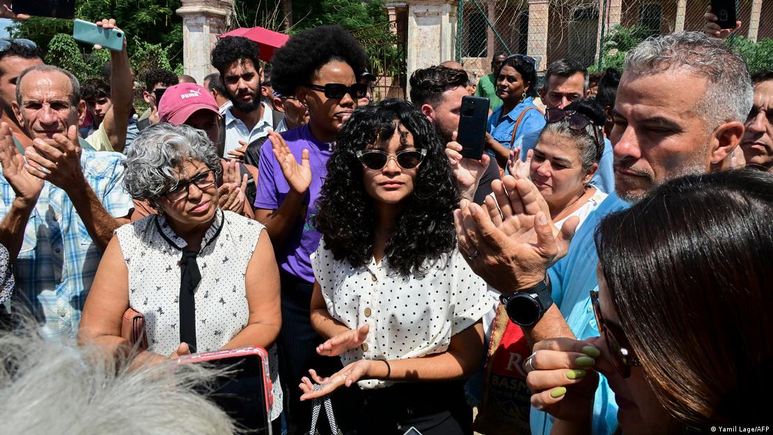 Anna Sofia Benitez Silvente y su madre, aplaudidas por varias decenas de personas.