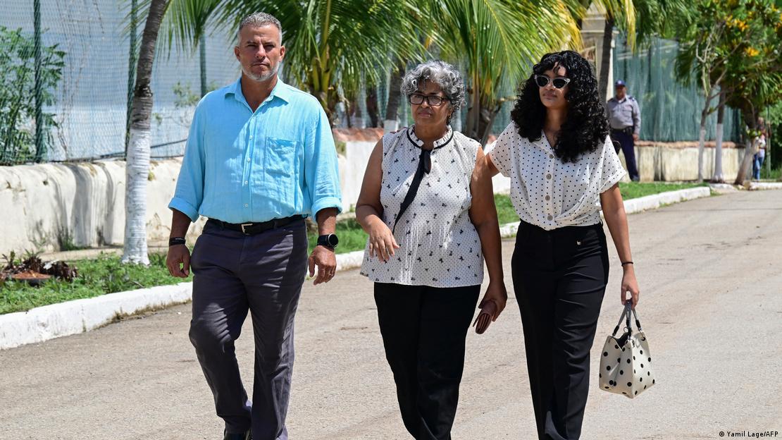La creadora de contenido y activista cubana Anna Sofia Benitez Silvente y su madre, Caridad Silvente, a la salida del Tribunal Municipal de Habana del Este tras su juicio en La Habana, el 1 de octubre de 2026.
