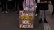 Una estudiante de secundaria exhibe una pancarta que dice: "¿Juventud dorada? No, quebrada", frente al instituto Déodat-de-Séverac, Toulouse.