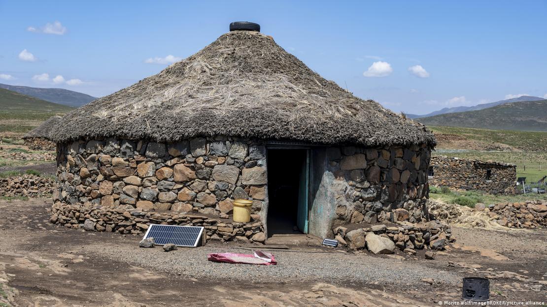 A foto mostra uma casa em Lesoto, na África, feita com paredes de pedras e telhado de palha. Aos fundos, montanhas. A foto mostra uma casa em Lesoto, na África, feita com paredes de pedras e telhado de palha. Aos fundos, montanhas.