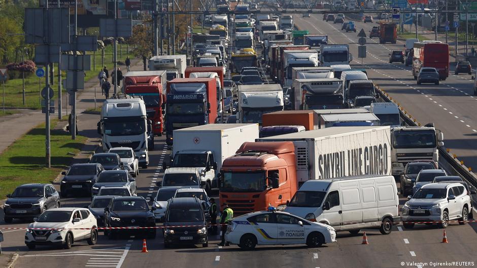 Ukraine: Russland greift Brücken an - Verkehrschaos in Kyjiw