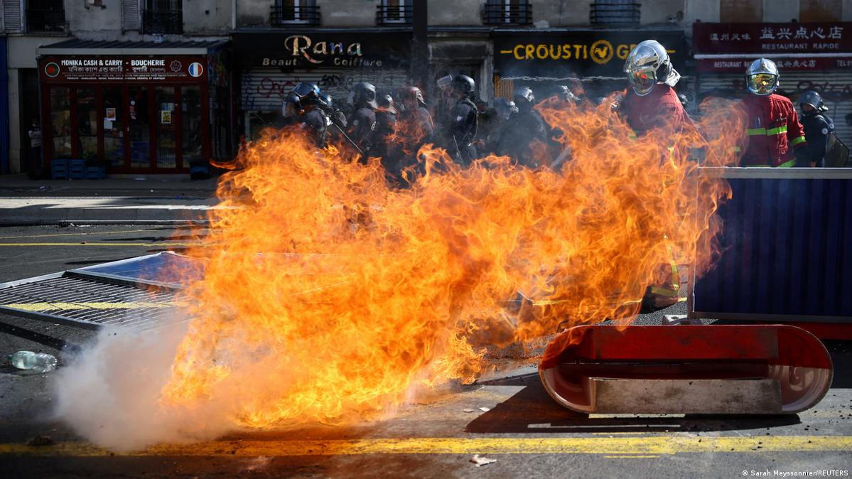 Frankreich Aubervilliers 2026 | Brennende Barrikaden bei Protesten von Schülern 法国奥贝维利耶:学生抗议期间燃烧的路障