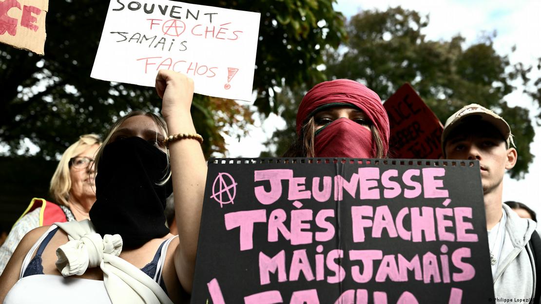 Protesta de escolares de secundaria en Bordeaux: una persona lleva un cartel que dice "Gente joven muy enojada, pero jamás fascistas". Protesta de escolares de secundaria en Bordeaux: una persona lleva un cartel que dice "Gente joven muy enojada, pero jamás fascistas".