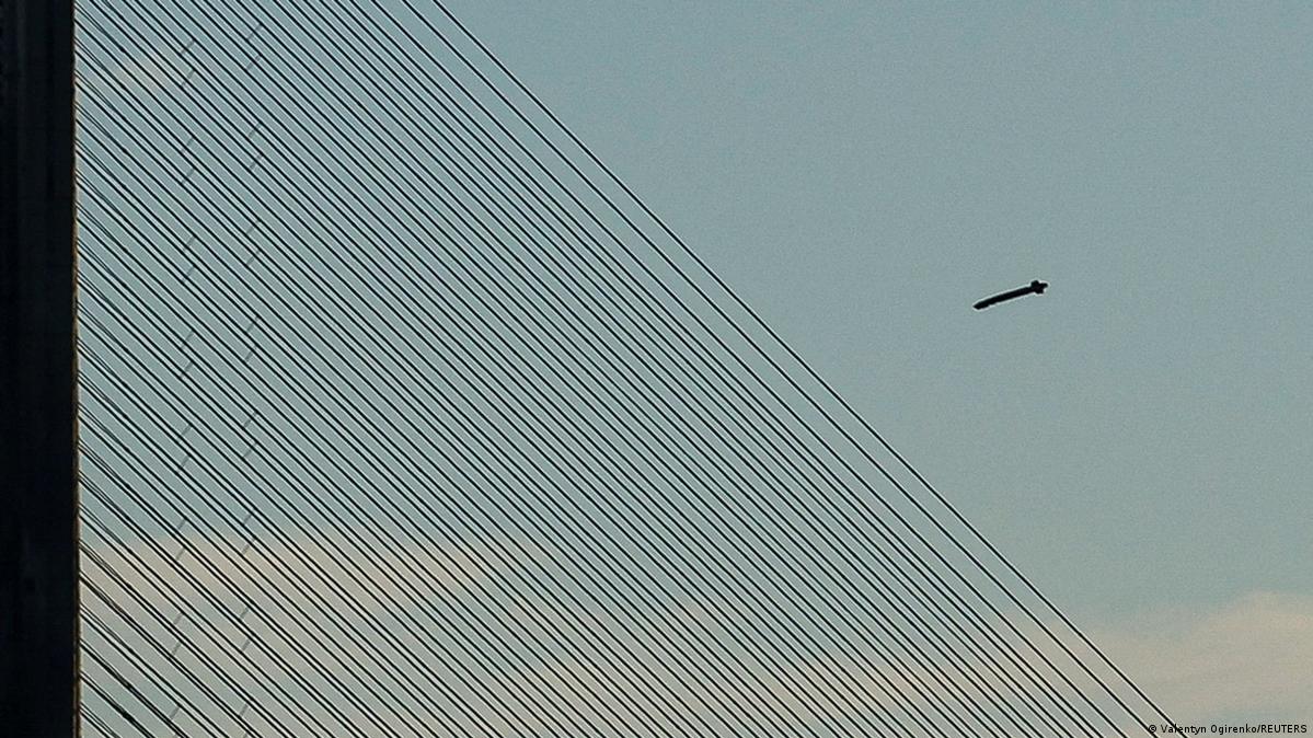 Step Dw Ukraine to step up oil attacks as Russia hits Kyiv bridges