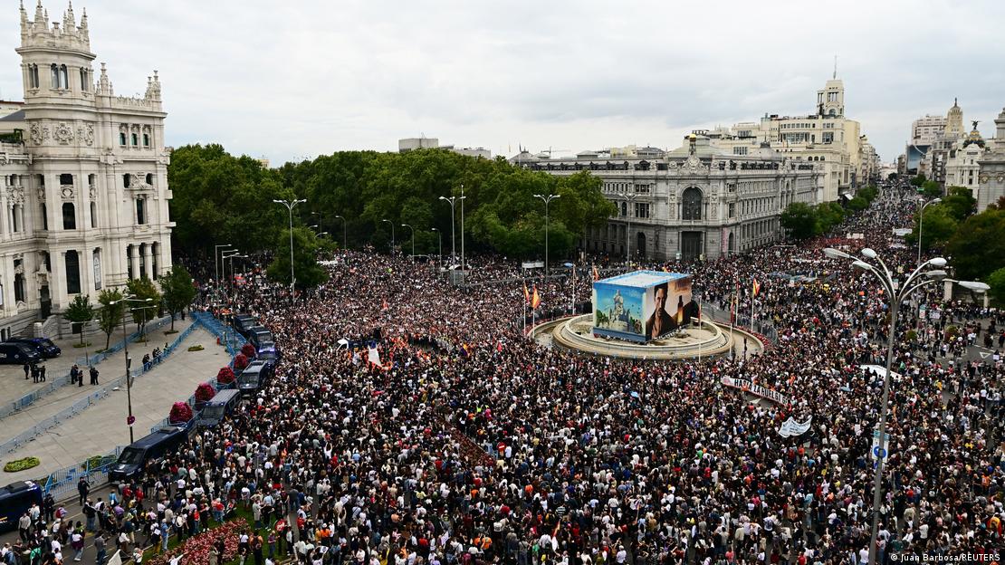 Una multitud abarrota la Plaza de Cibeles, donde se encuentran el Ayuntamiento de Madrid (a la izquierda) y el Banco de España (derecha), cerrada al tráfico de automóviles.