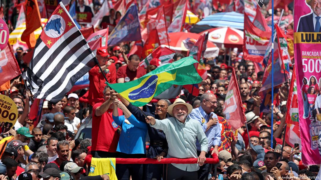 Lula em manifestação com eleitores