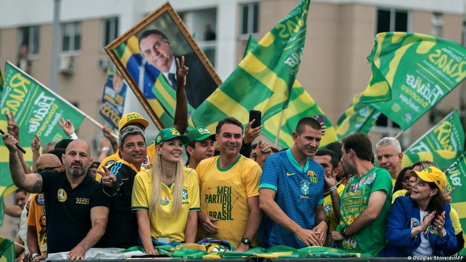 Flávio Bolsonaro, durante su cierre de campaña ayer sábado. Flávio Bolsonaro, durante su cierre de campaña ayer sábado.