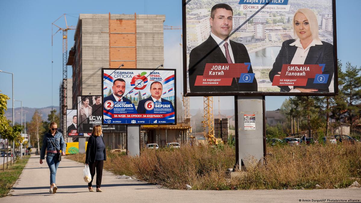 Sorğuların bağlanmasından sonra ilkin nəticələrin bazar günü gecə açıqlanması gözlənilir Şəkil: Armin Durgut/AP Photo/picture alliance
